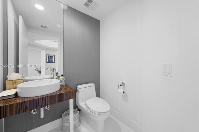 2711 S Ocean Dr 902, Hollywood, FL 33019