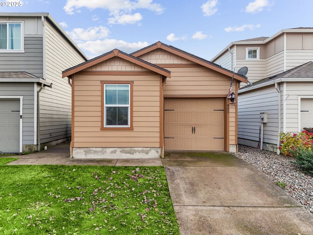 902 S VIEW Dr, Molalla, OR 97038