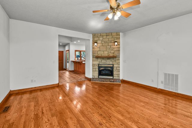 1452 Spring Valley Loop, Marshfield, MO 65706