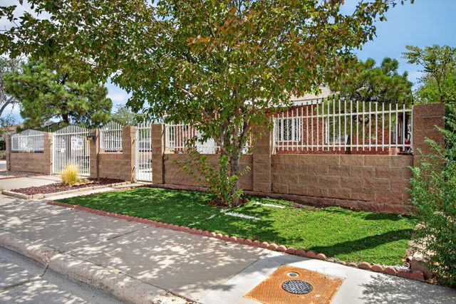 2216 E Commercial Street NE, Albuquerque, NM 87102