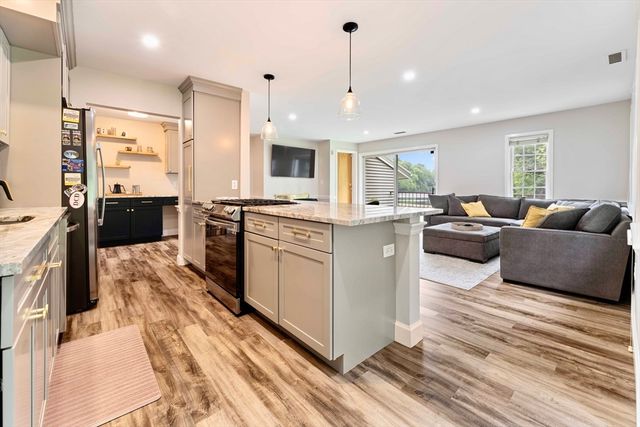 36 N Stone Mill Dr 1224, Dedham, MA 02026