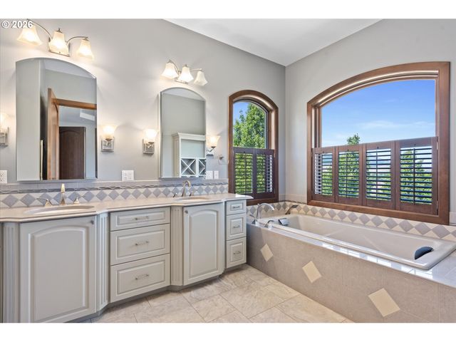 121 RIDGE Dr, La Grande, OR 97850