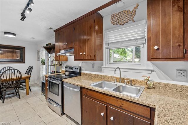 695 Chatsworth DR, Newport News, VA 23601