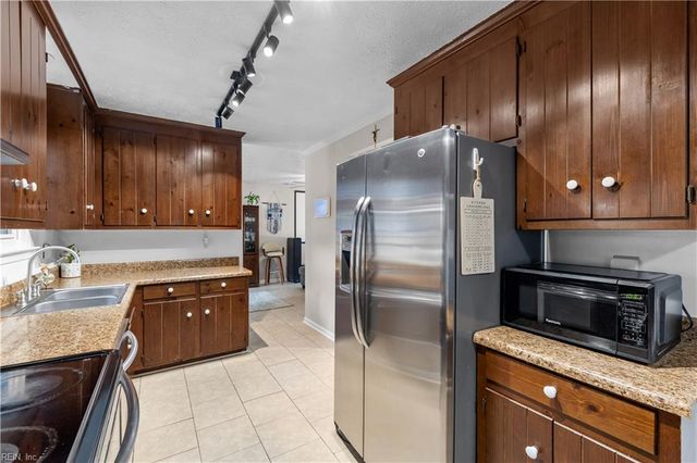695 Chatsworth DR, Newport News, VA 23601