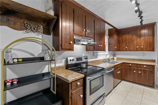 695 Chatsworth DR, Newport News, VA 23601