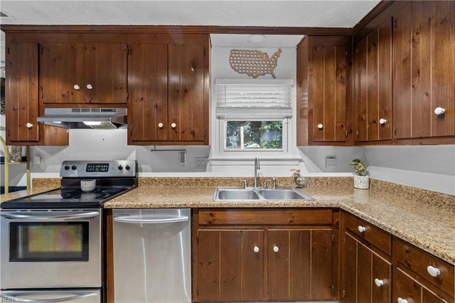 695 Chatsworth DR, Newport News, VA 23601