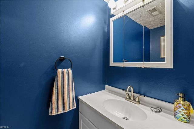 695 Chatsworth DR, Newport News, VA 23601