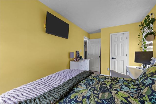 695 Chatsworth DR, Newport News, VA 23601