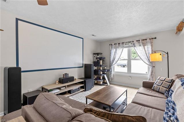 695 Chatsworth DR, Newport News, VA 23601