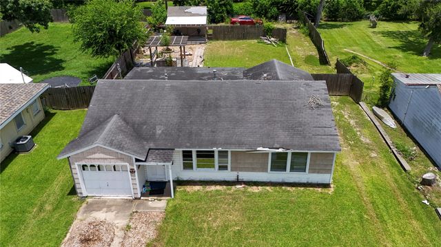 409 Center Way, Lake Jackson, TX 77566