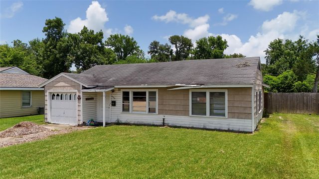 409 Center Way, Lake Jackson, TX 77566