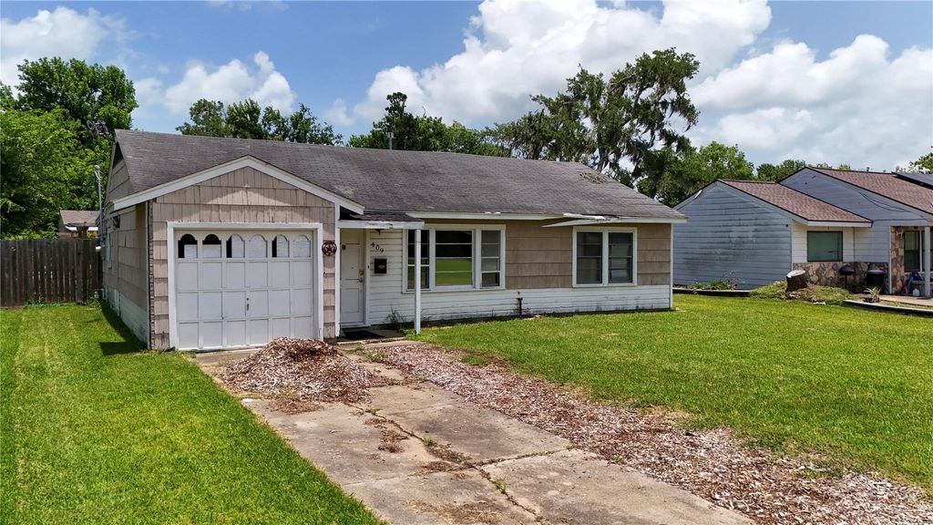 409 Center Way, Lake Jackson, TX 77566