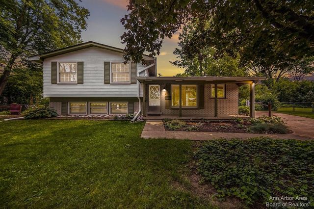 2923 Burlington Court, Ann Arbor, MI 48105