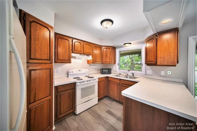 2923 Burlington Court, Ann Arbor, MI 48105