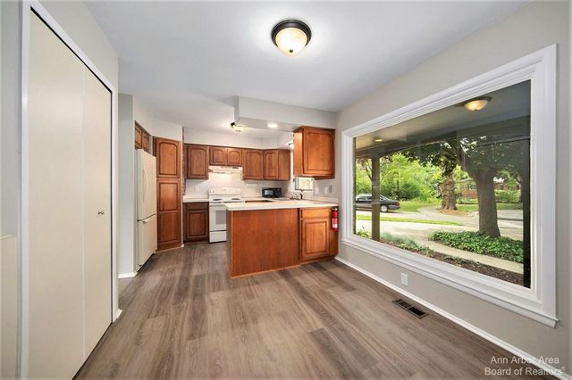 2923 Burlington Court, Ann Arbor, MI 48105