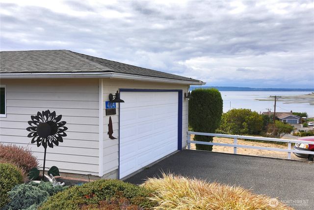 4104 Scatchet View Drive, Clinton, WA 98236