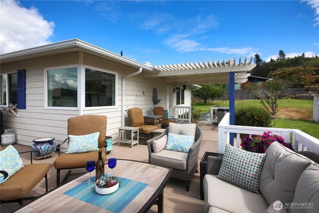 4104 Scatchet View Drive, Clinton, WA 98236