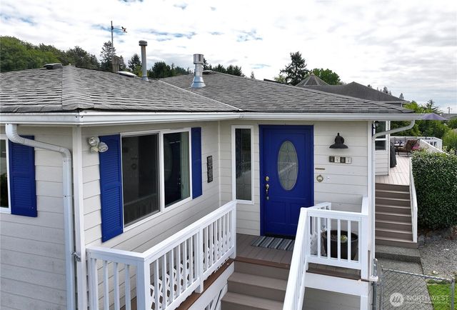 4104 Scatchet View Drive, Clinton, WA 98236