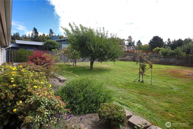 4104 Scatchet View Drive, Clinton, WA 98236