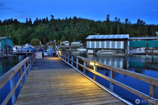 4104 Scatchet View Drive, Clinton, WA 98236