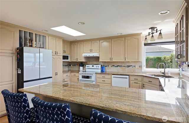 4104 Scatchet View Drive, Clinton, WA 98236
