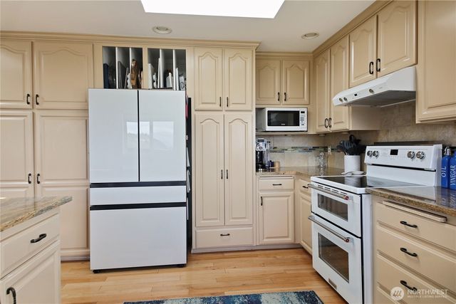 4104 Scatchet View Drive, Clinton, WA 98236