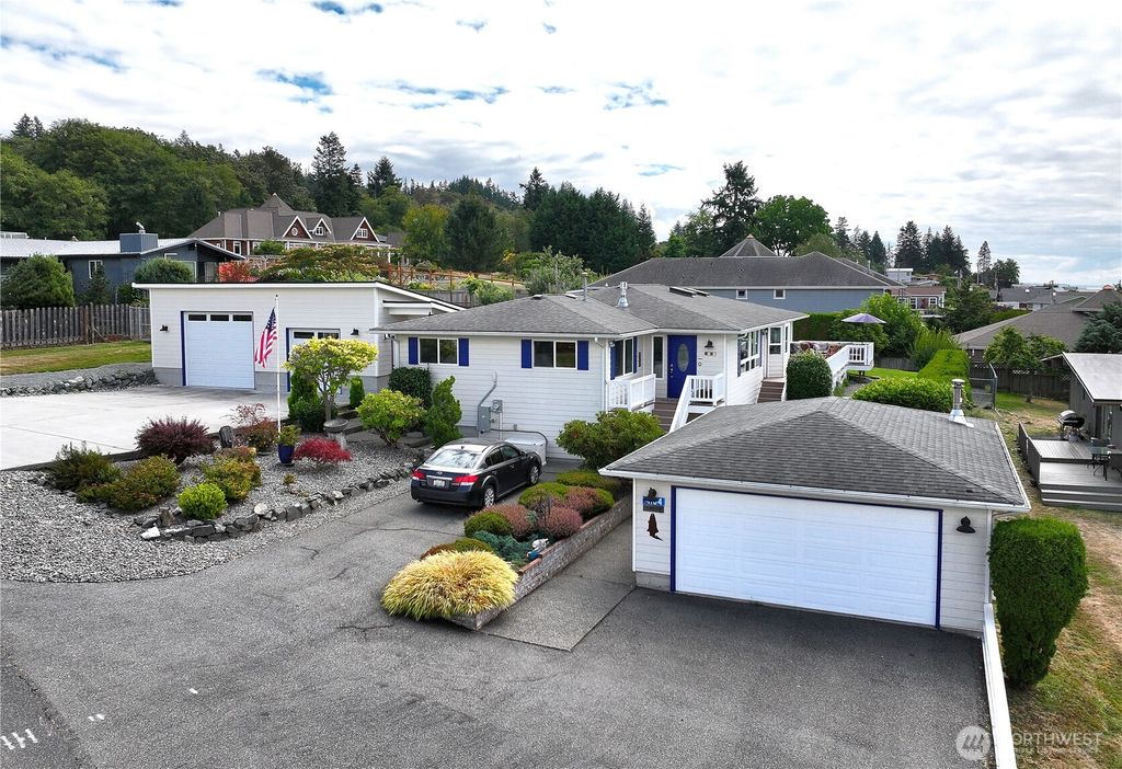 4104 Scatchet View Drive, Clinton, WA 98236