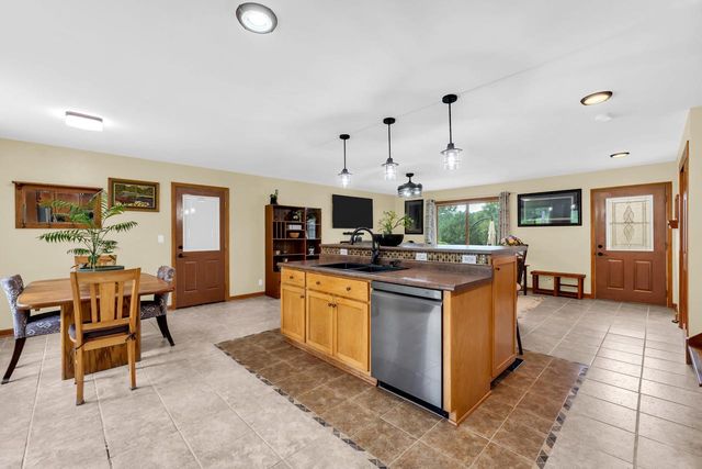 W242S7070 Cameron DRIVE, Waukesha, WI 53189
