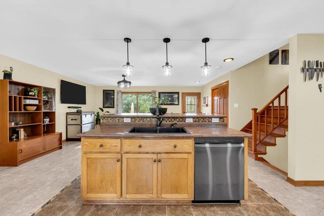 W242S7070 Cameron DRIVE, Waukesha, WI 53189