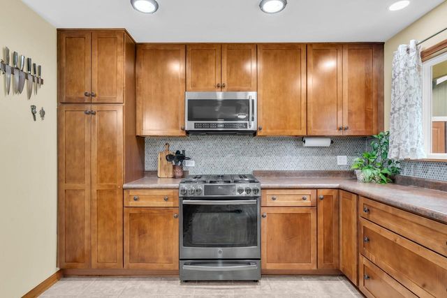 W242S7070 Cameron DRIVE, Waukesha, WI 53189