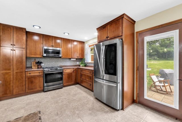 W242S7070 Cameron DRIVE, Waukesha, WI 53189