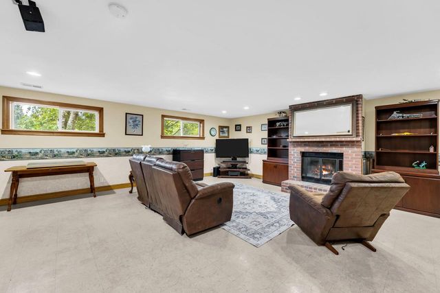 W242S7070 Cameron DRIVE, Waukesha, WI 53189