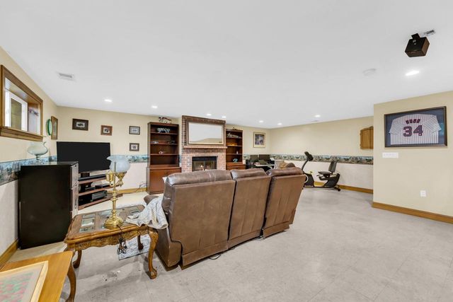 W242S7070 Cameron DRIVE, Waukesha, WI 53189