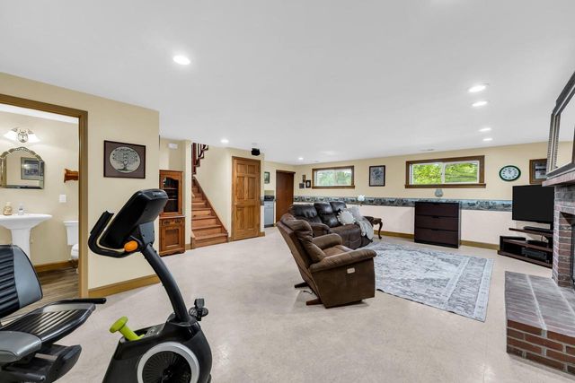 W242S7070 Cameron DRIVE, Waukesha, WI 53189