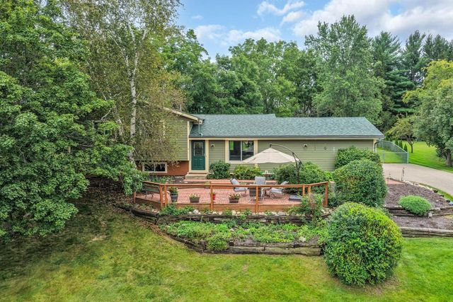 W242S7070 Cameron DRIVE, Waukesha, WI 53189