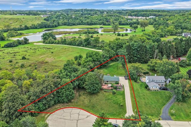 W242S7070 Cameron DRIVE, Waukesha, WI 53189