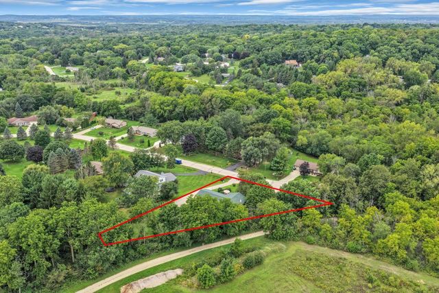 W242S7070 Cameron DRIVE, Waukesha, WI 53189