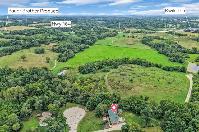W242S7070 Cameron DRIVE, Waukesha, WI 53189