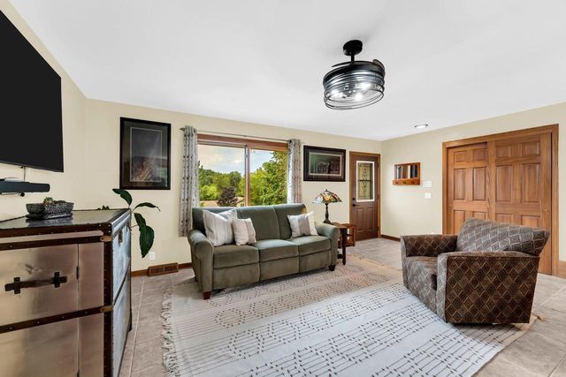 W242S7070 Cameron DRIVE, Waukesha, WI 53189