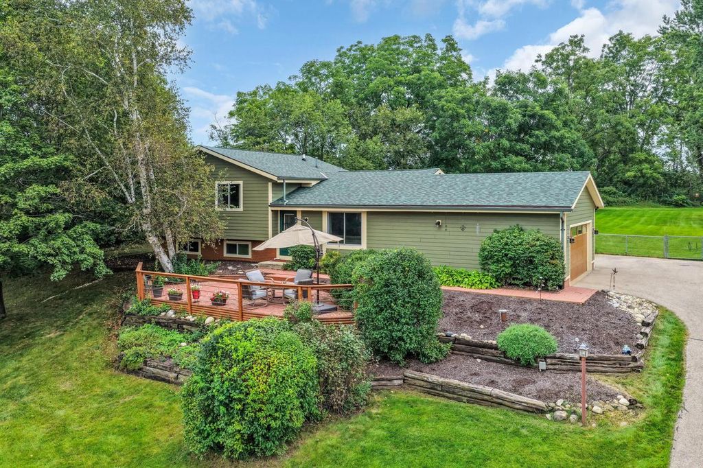 W242S7070 Cameron DRIVE, Waukesha, WI 53189