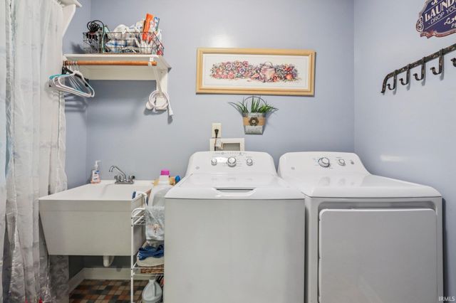 7701 DONEGAL Drive, Indianapolis, IN 46217