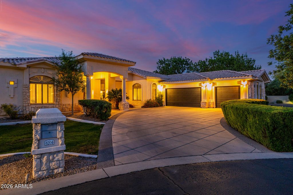 Image 2 of property listing at 8204 S HOMESTEAD Lane, Tempe, AZ 85284