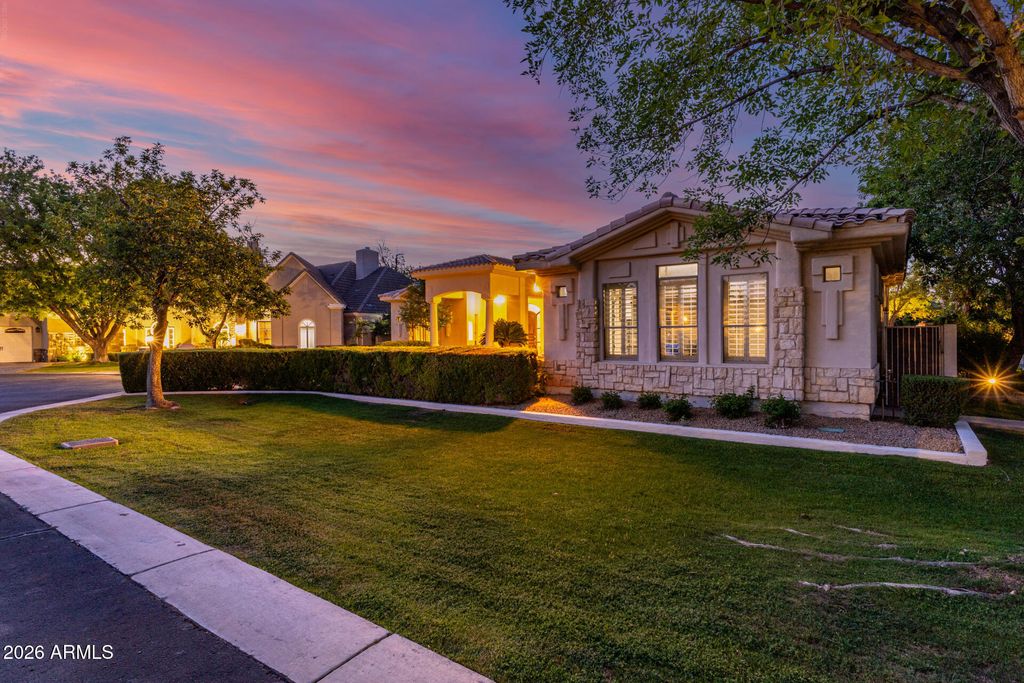 Image 3 of property listing at 8204 S HOMESTEAD Lane, Tempe, AZ 85284