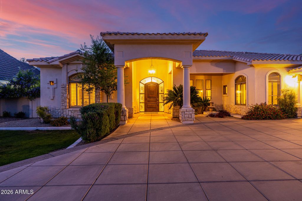 Image 4 of property listing at 8204 S HOMESTEAD Lane, Tempe, AZ 85284