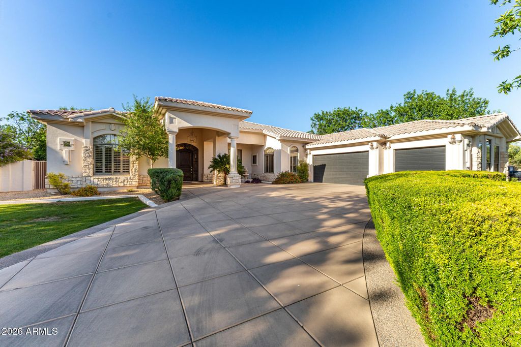 Image 5 of property listing at 8204 S HOMESTEAD Lane, Tempe, AZ 85284