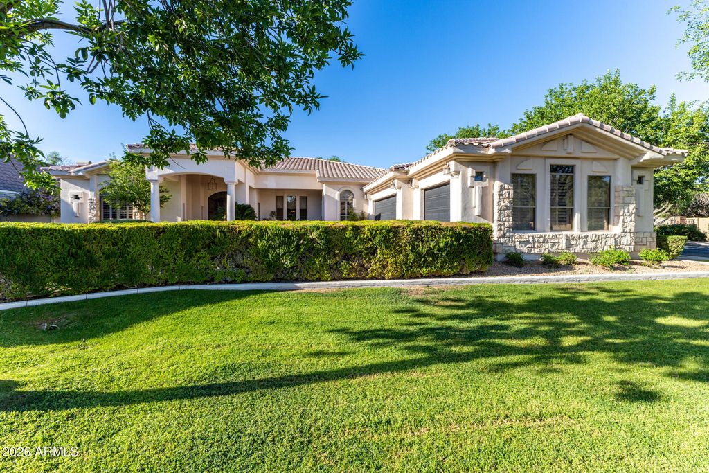 Image 6 of property listing at 8204 S HOMESTEAD Lane, Tempe, AZ 85284