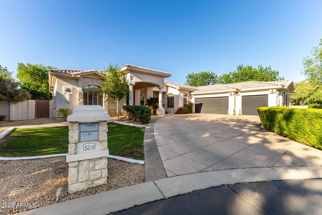 Image 7 of property listing at 8204 S HOMESTEAD Lane, Tempe, AZ 85284