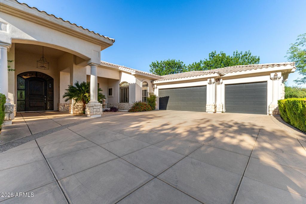 Image 8 of property listing at 8204 S HOMESTEAD Lane, Tempe, AZ 85284
