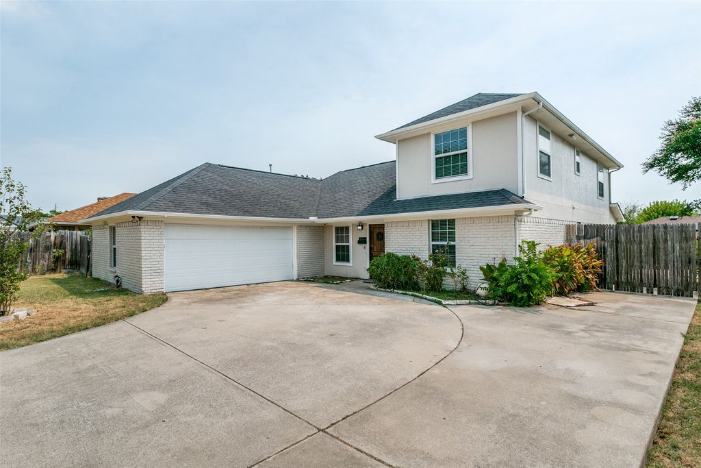 2124 Brentwood Lane, Carrollton, TX 75006 — photo 2