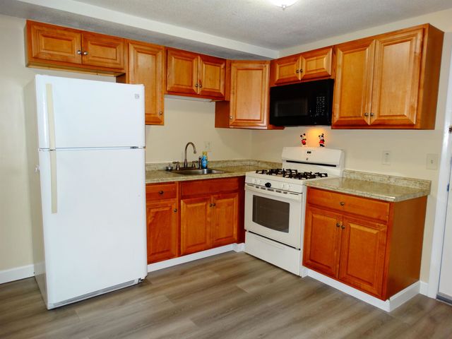 12 Tiffany Rd Apt 4, Salem, NH 03079